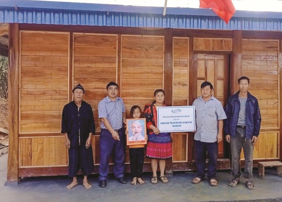 Bàn giao nhà mới cho người dân tại huyện Tủa Chùa.