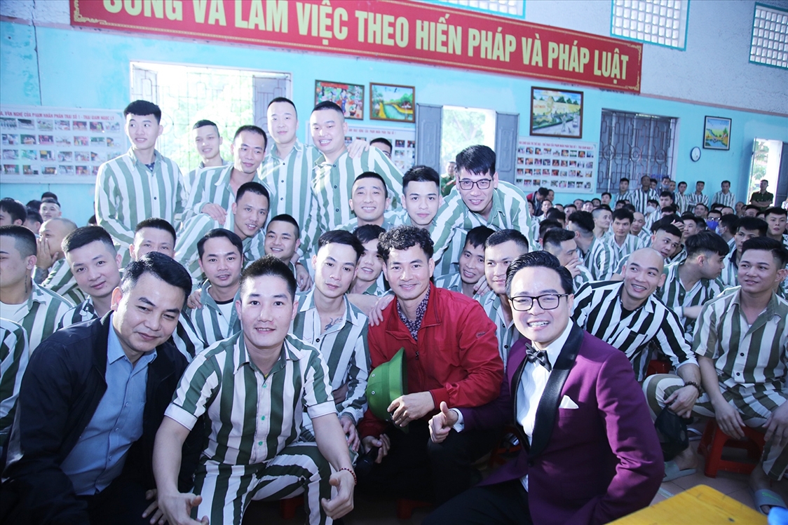 Cán bộ chiến sĩ, phạm nhân trại giam Ngọc Lý có dịp giao lưu văn hóa, văn nghệ với Nghệ sĩ Xuân Bắc và các nghệ sĩ trẻ của CLB Nghệ sĩ trẻ Việt Nam
