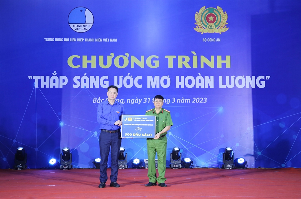 Anh Nguyễn Kim Quy - Ủy viên Ban Thường vụ Trung ương Đoàn, Phó Chủ tịch Trung ương Hội LHTN Việt Nam trao tặng 1 tủ sách với 500 đầu sách cho các cán bộ chiến sĩ và phạm nhân