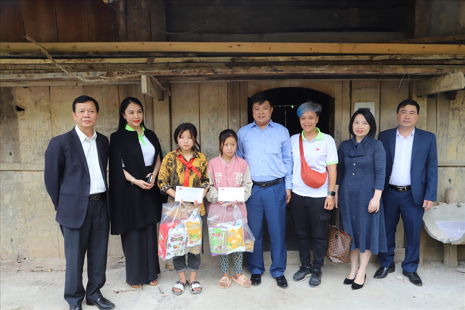 Đoàn khảo sát tặng quà cho 2 chị em Giàng Thị Lầu và Giàng Thị Dợ (dân tộc Mông) tại thôn Pó Pi A, xã Niêm Tòng