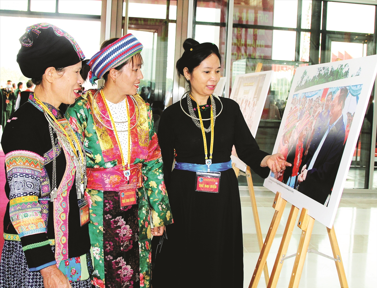 Nữ Đại biểu DTTS tham quan Triển lãm ảnh tại Đại hội Đại biểu toàn quốc các DTTS Việt Nam lần thứ II năm 2020. (Ảnh TL)