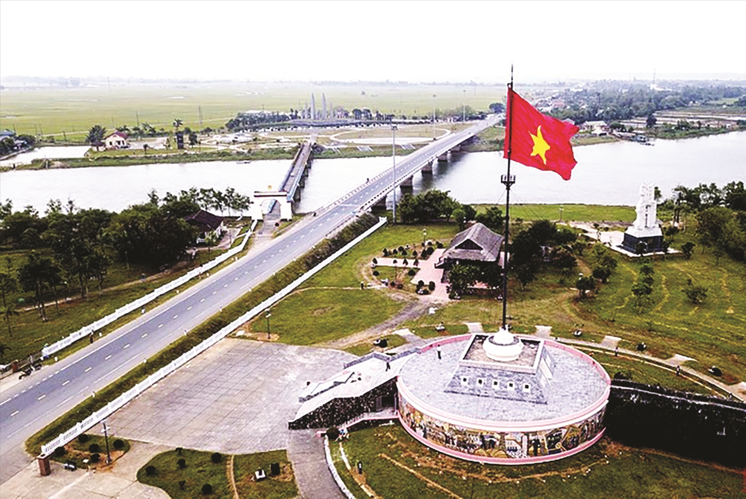 Cờ Tổ quốc luôn tung bay trên kỳ đài ở ven bờ Hiền Lương - Bến Hải.