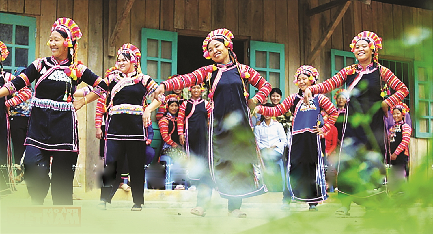 Những cô gái La Hủ ở xã Bum Tở, huyện Mường Tè, tỉnh Lai Châu trong trang phục truyền thống đang tập múa, hát trong sân nhà văn hóa của bản.