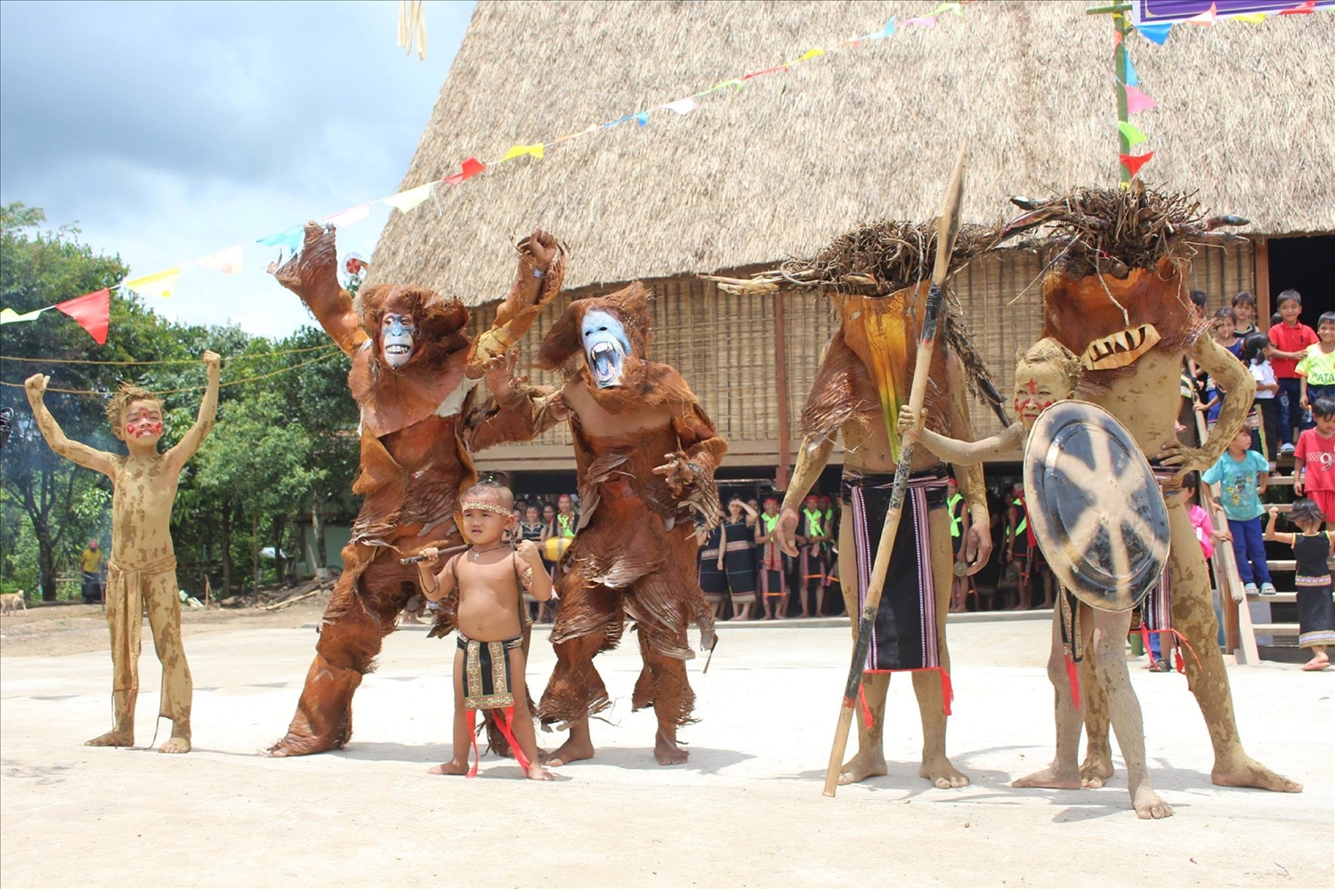 Thế hệ trẻ người Gia Rai ở huyện Krông Pa, tỉnh Gia Lai được tiếp cận văn hóa truyền thống từ khi còn nhỏ.