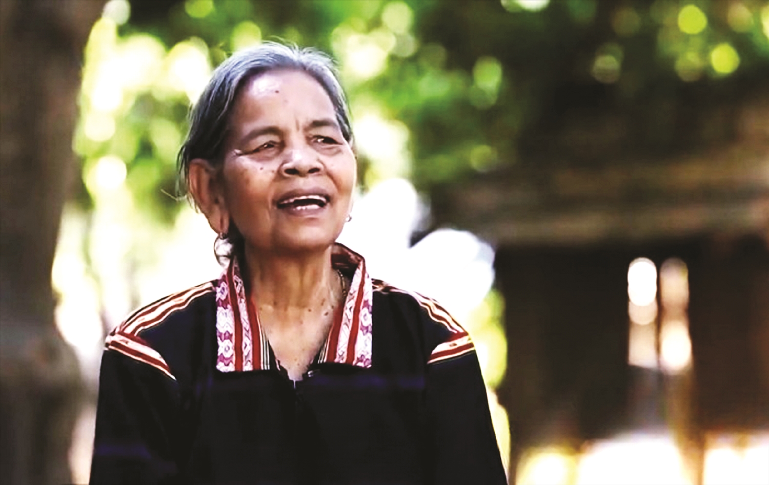 Nữ già làng Ksor H’Lâm gần một phần tư thế kỷ qua đã giúp dân làng vượt qua biết bao khó khăn và ổn định cuộc sống.