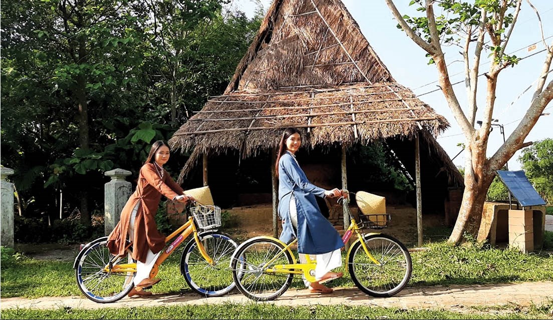 Khách du lịch trải nghiệm đi xe đạp quanh làng cổ Phước Tích.
