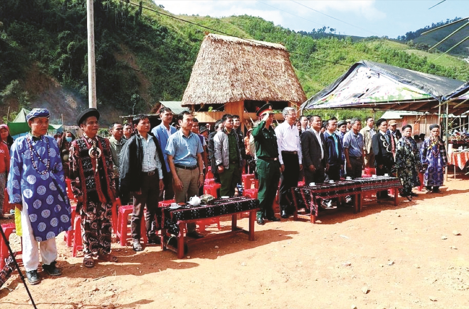 Người dân thôn Z’lao, xã Dang vào hội vui mừng Gươl mới và khánh thành các công trình dân sinh