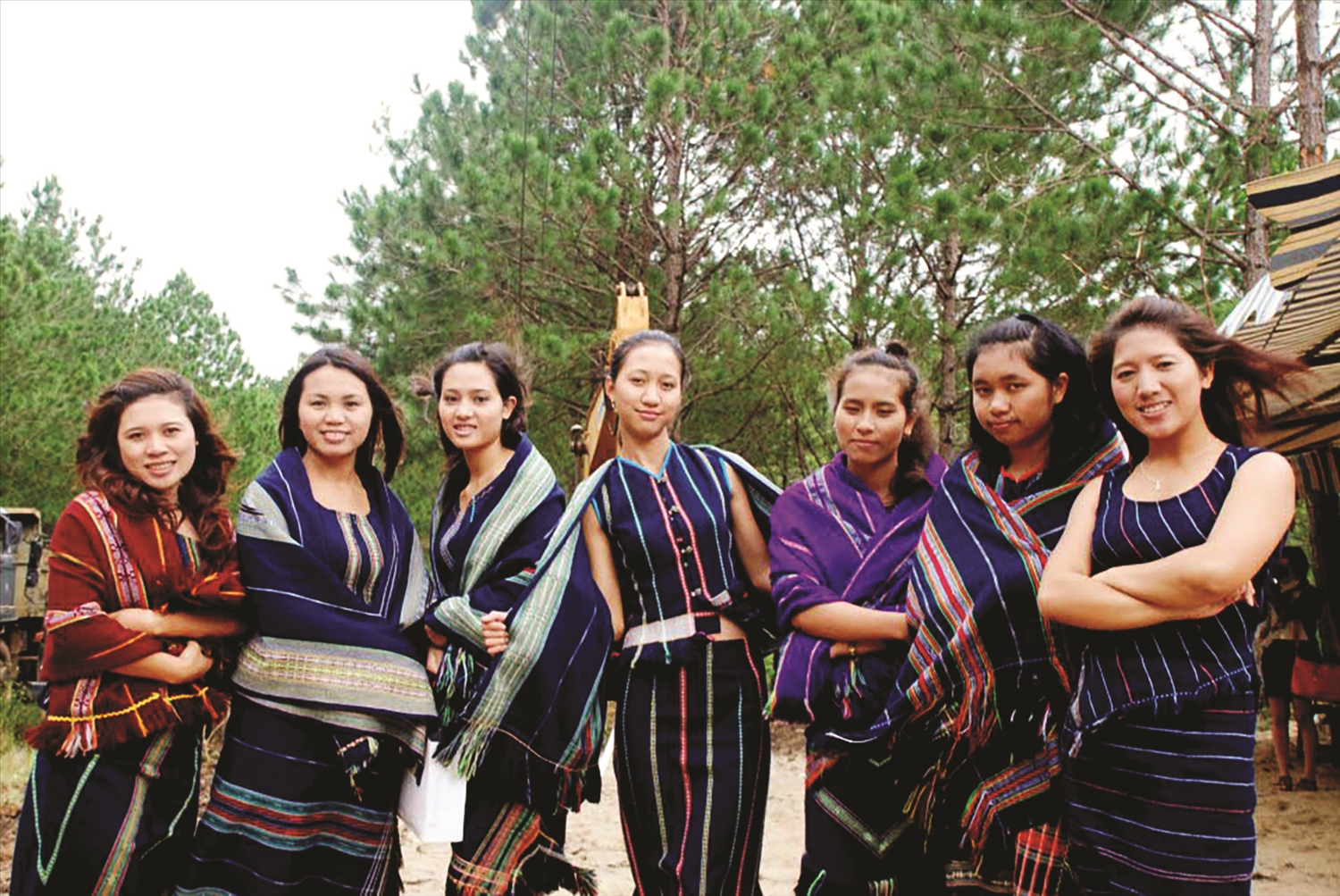Những cô gái say mê múa hát dưới chân núi mẹ Lang Bian huyền thoại