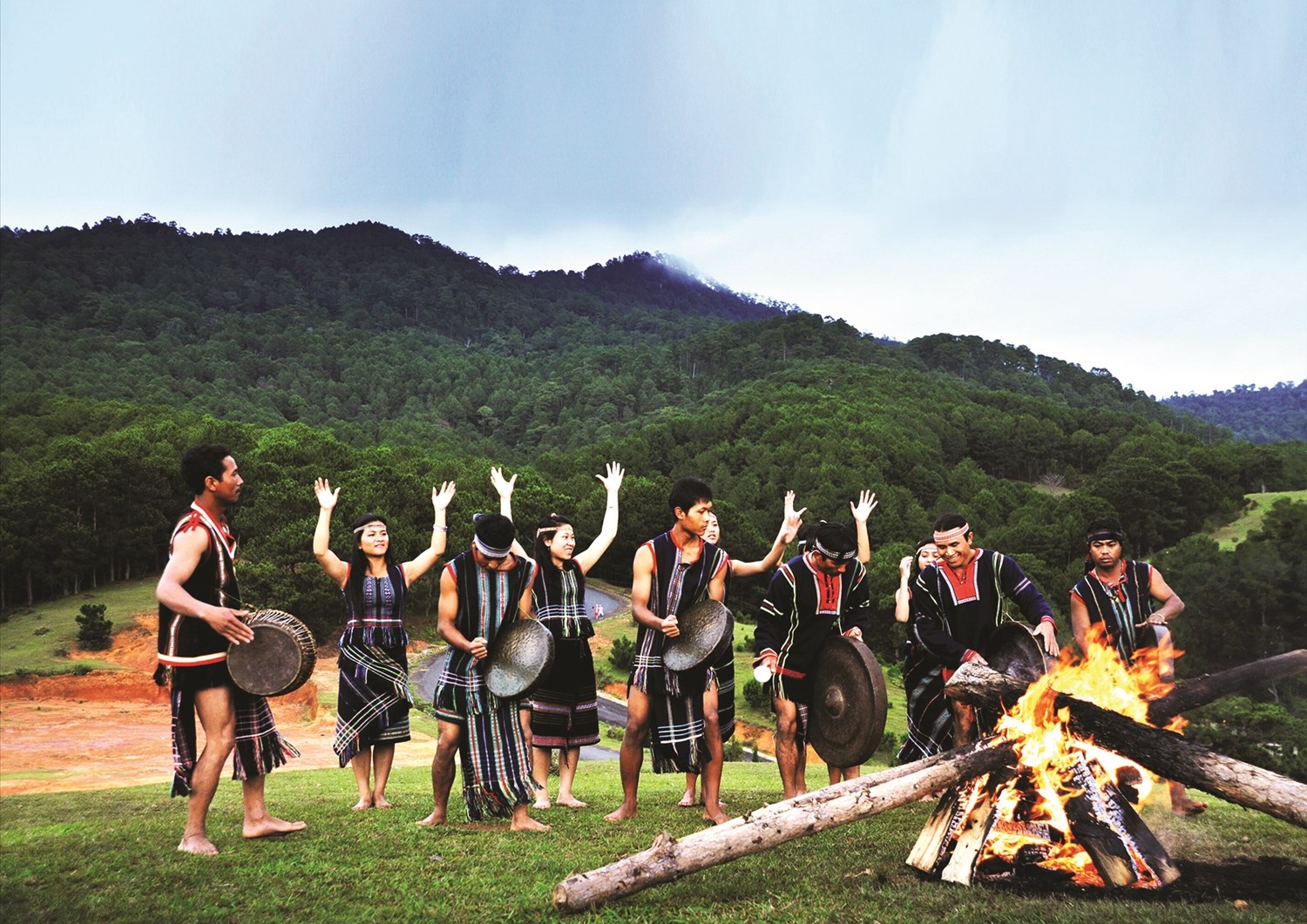 Những đôi chân trần, tiếng chiêng hòa quyện cùng ngọn lửa dưới chân núi Lang Bian