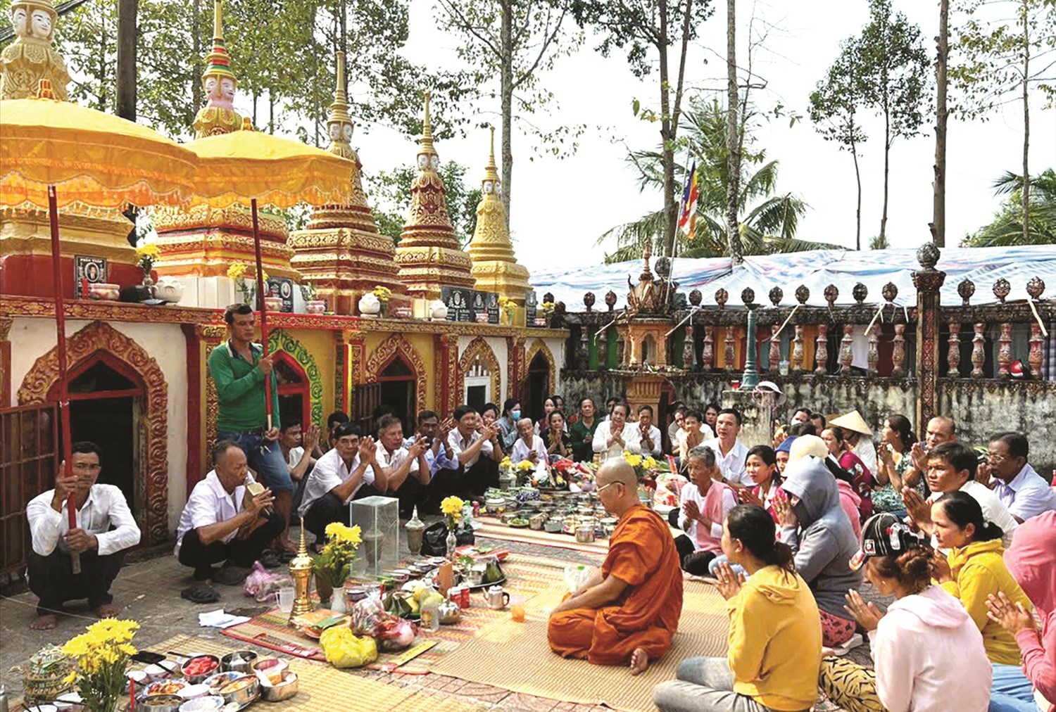 Đồng bào Khmer đến chùa Thứ Năm (huyện An Biên - Kiên Giang) thực hiện nghi lễ cầu siêu nhân Tết cổ truyền Chôl Chăm Thmây 2023