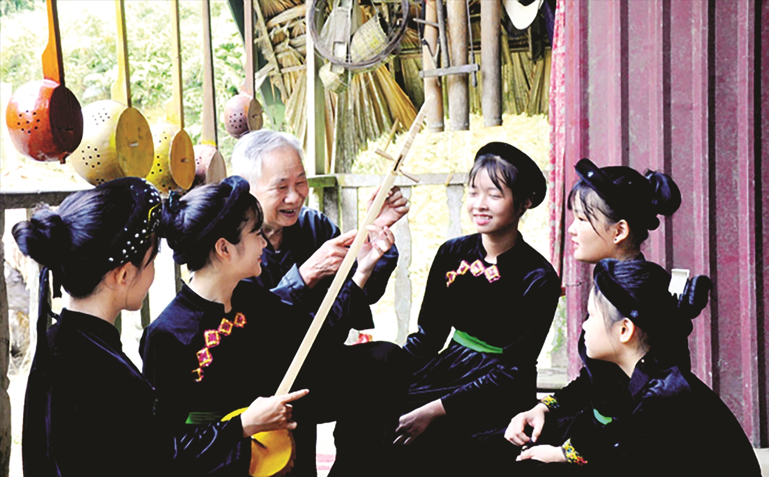 Nghệ nhân Nhân dân Hà Thuấn xã Tân An (Chiêm Hóa) hướng dẫn học sinh hát Then, đàn Tính. Ảnh: Hoàng Minh