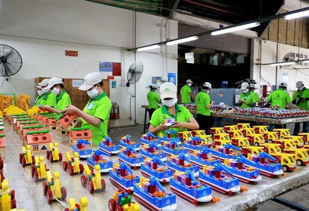 Công nhân làm đồ chơi trẻ em bằng gỗ tại Công ty Gỗ Đức Thành. (Ảnh: Hồng Đạt/TTXVN)