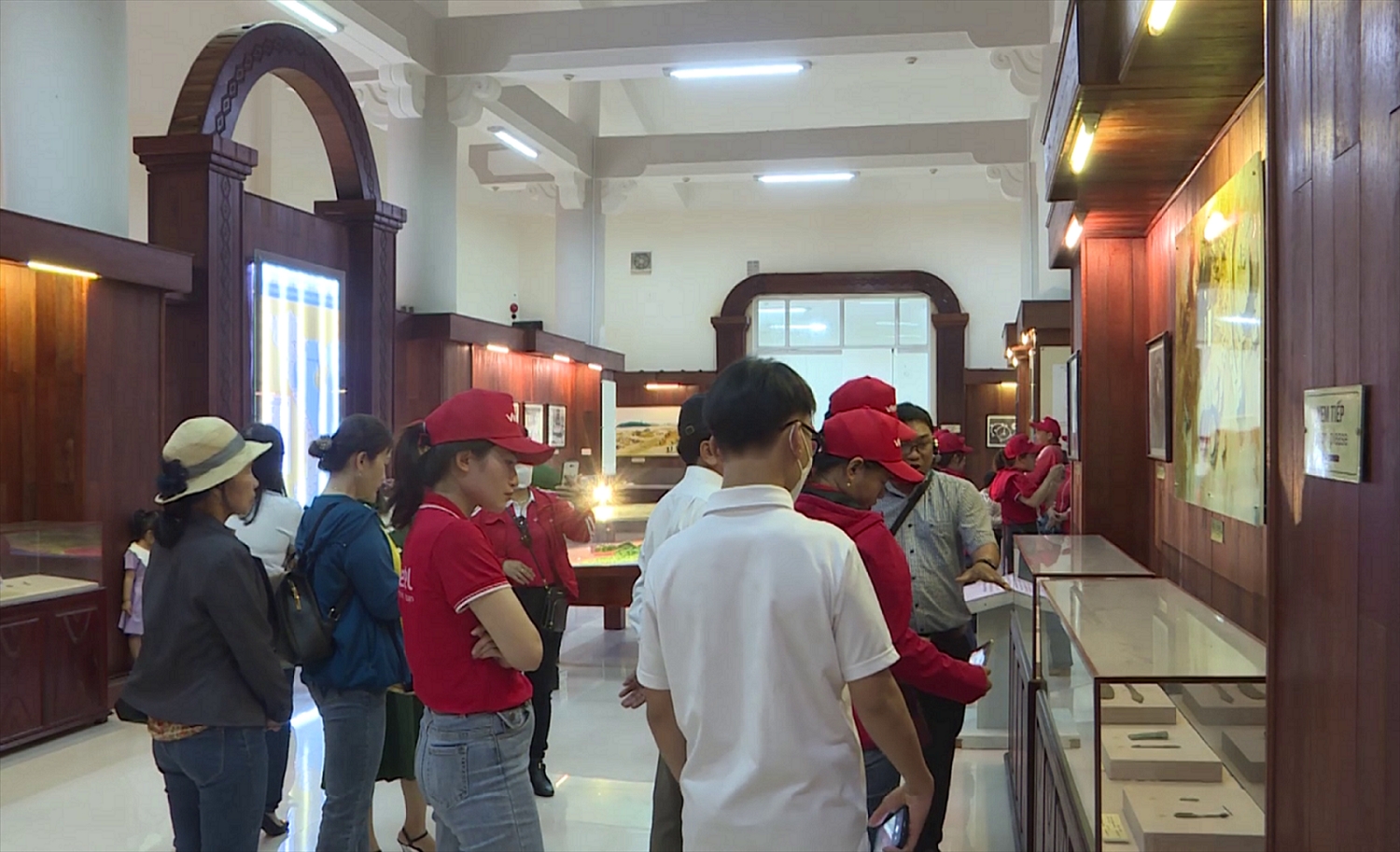 Du khách tham quan, tìm hiểu Nhà trưng bày Văn hóa Sa Huỳnh đang trưng bày 700 hiện vật, hình ảnh, tài liệu có giá trị về nền văn hóa Sa Huỳnh.