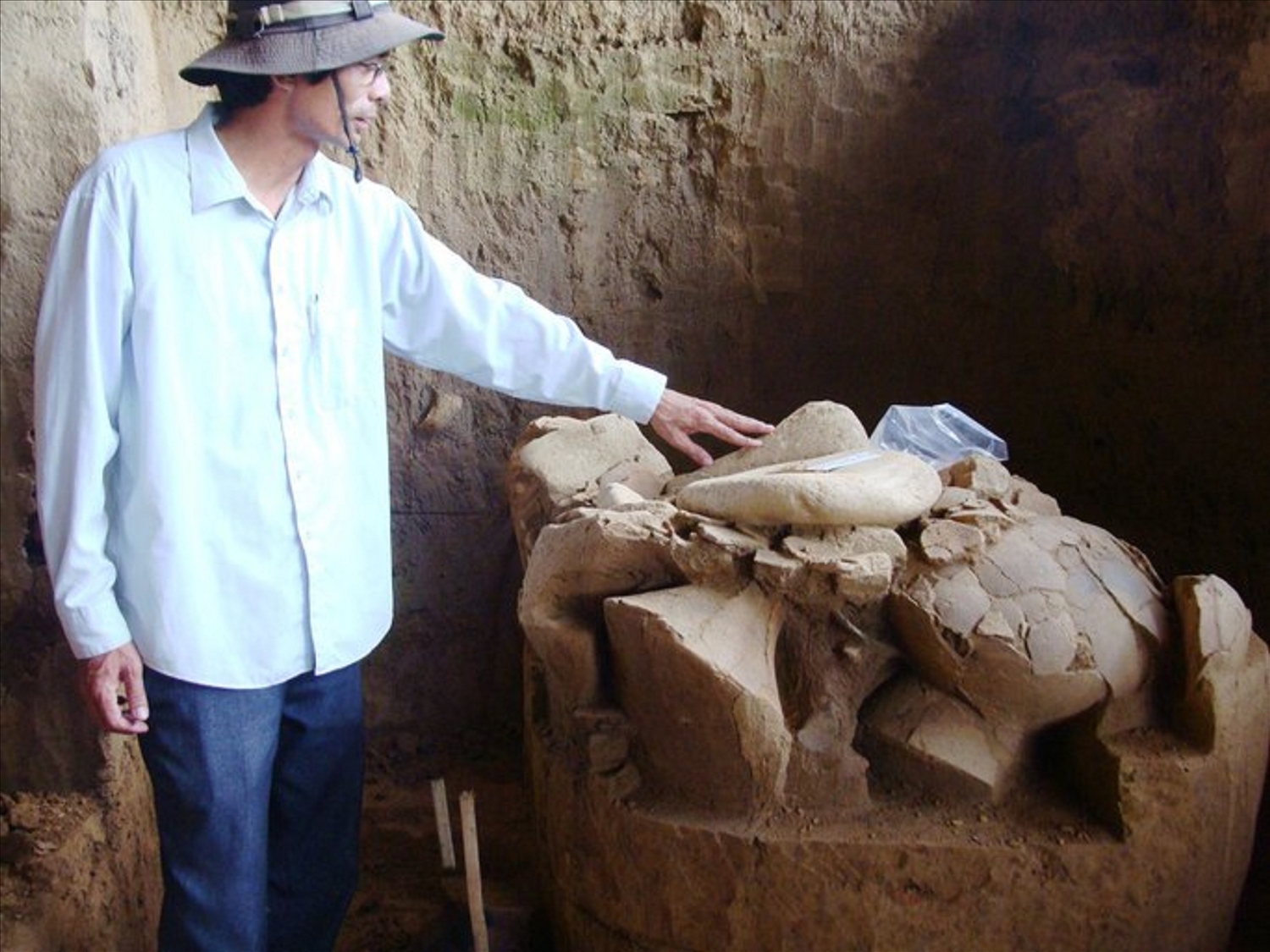 Các hiện vật mộ chum tại di chỉ văn hóa Sa Huỳnh 