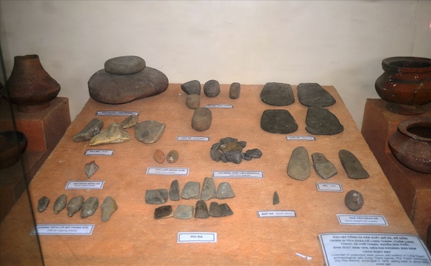 Bộ sưu tập công cụ sản xuất đồ đá trong di tích Long Thạnh. (Ảnh: Nhà trưng bày văn hóa Sa Huỳnh).