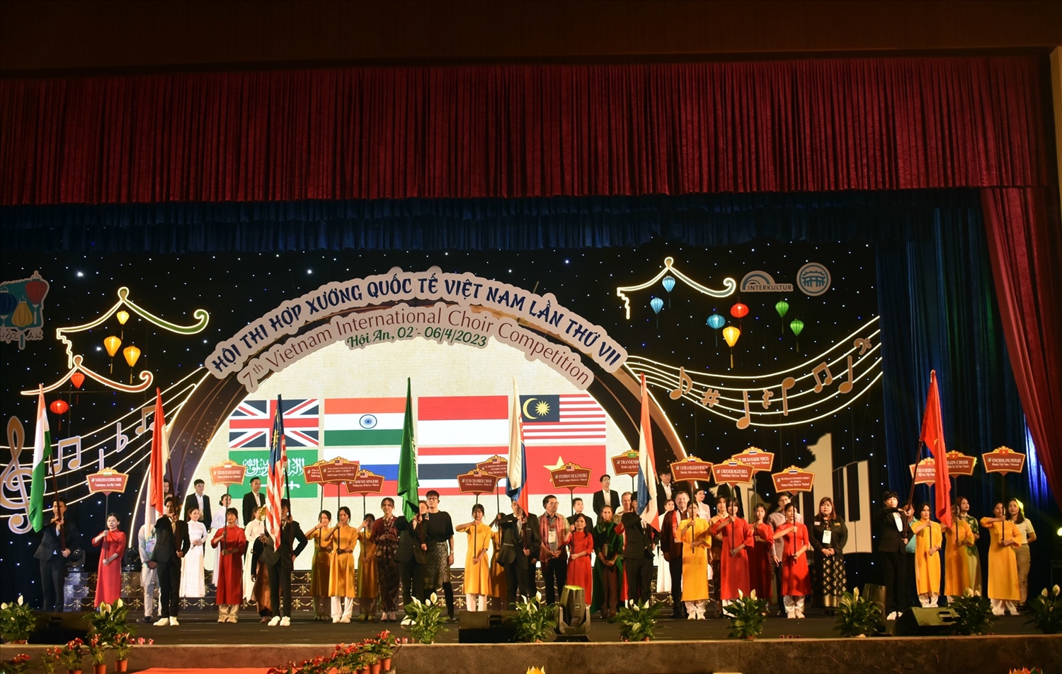 Thượng cờ 7 quốc gia tham gia Hội thi Hợp xướng quốc tế Việt Nam 2023. Ảnh: K.L