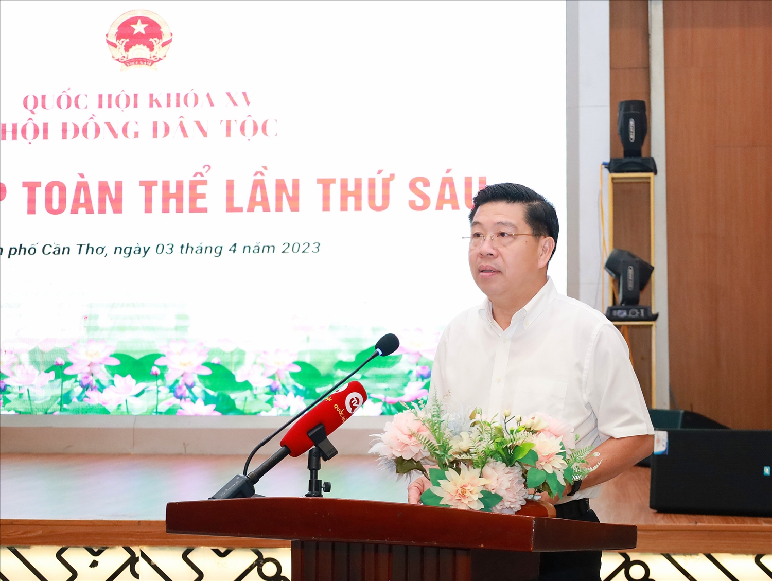 Thứ trưởng, Phó chủ nhiệm UBDT Lê Sơn Hải báo cáo CTDt, CSDT tại phiên họp thứ sáu của HĐDT