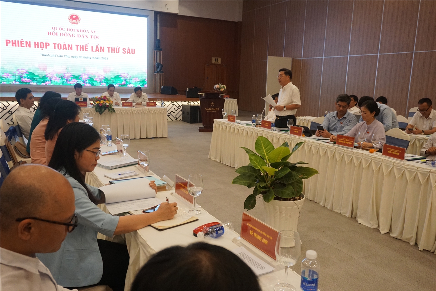 Thứ trưởng, Phó chủ nhiệm UBDT Lê Sơn Hải trả lời trực tiếp với các đại biểu về CTDT, CSDT 
