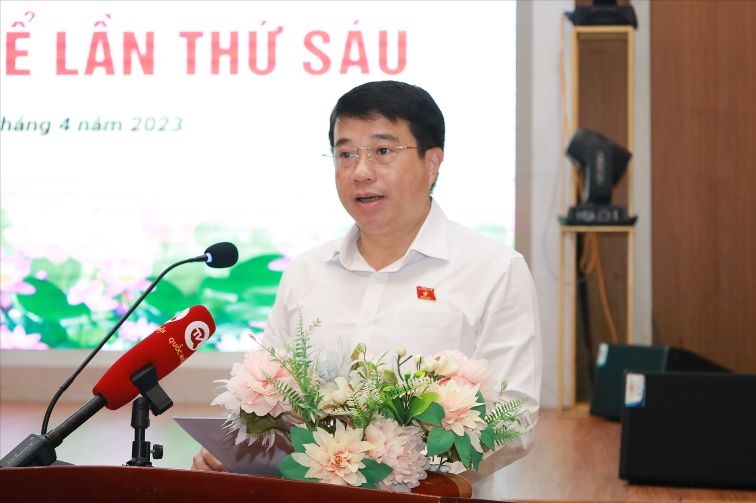 Chủ tịch HĐDT Y Thanh Hà Niê Kđăm phát biểu khai mạc Phiên họp