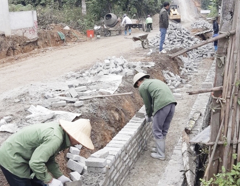 Người dân xã Phú Đình (Định Hóa) chung tay làm đường giao thông xây dựng nông thôn mới nâng cao