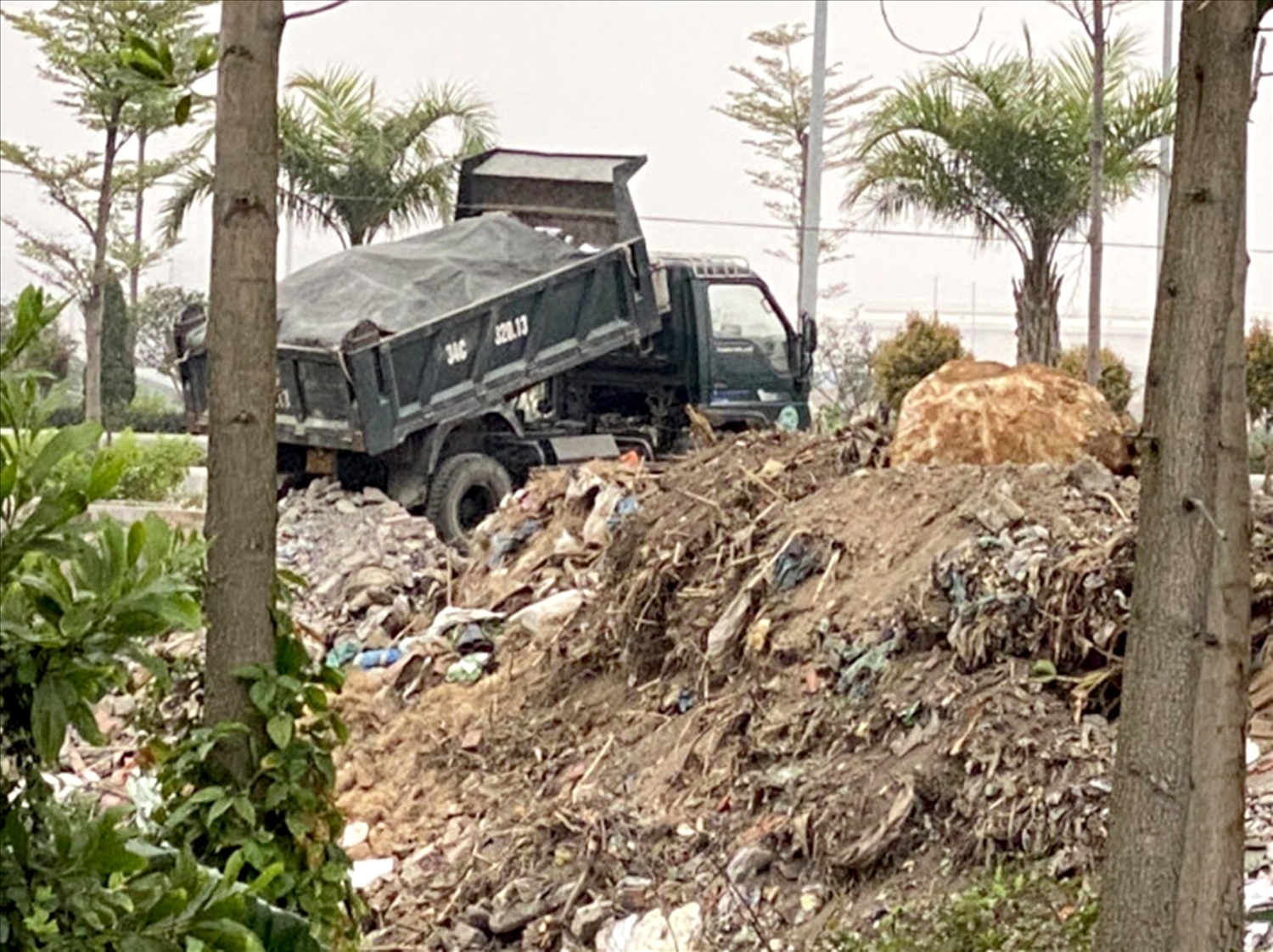 Một xe đổ trộm chất thải vật liệu xây dựng được phóng viên ghi lại. (Ảnh Quang Minh)