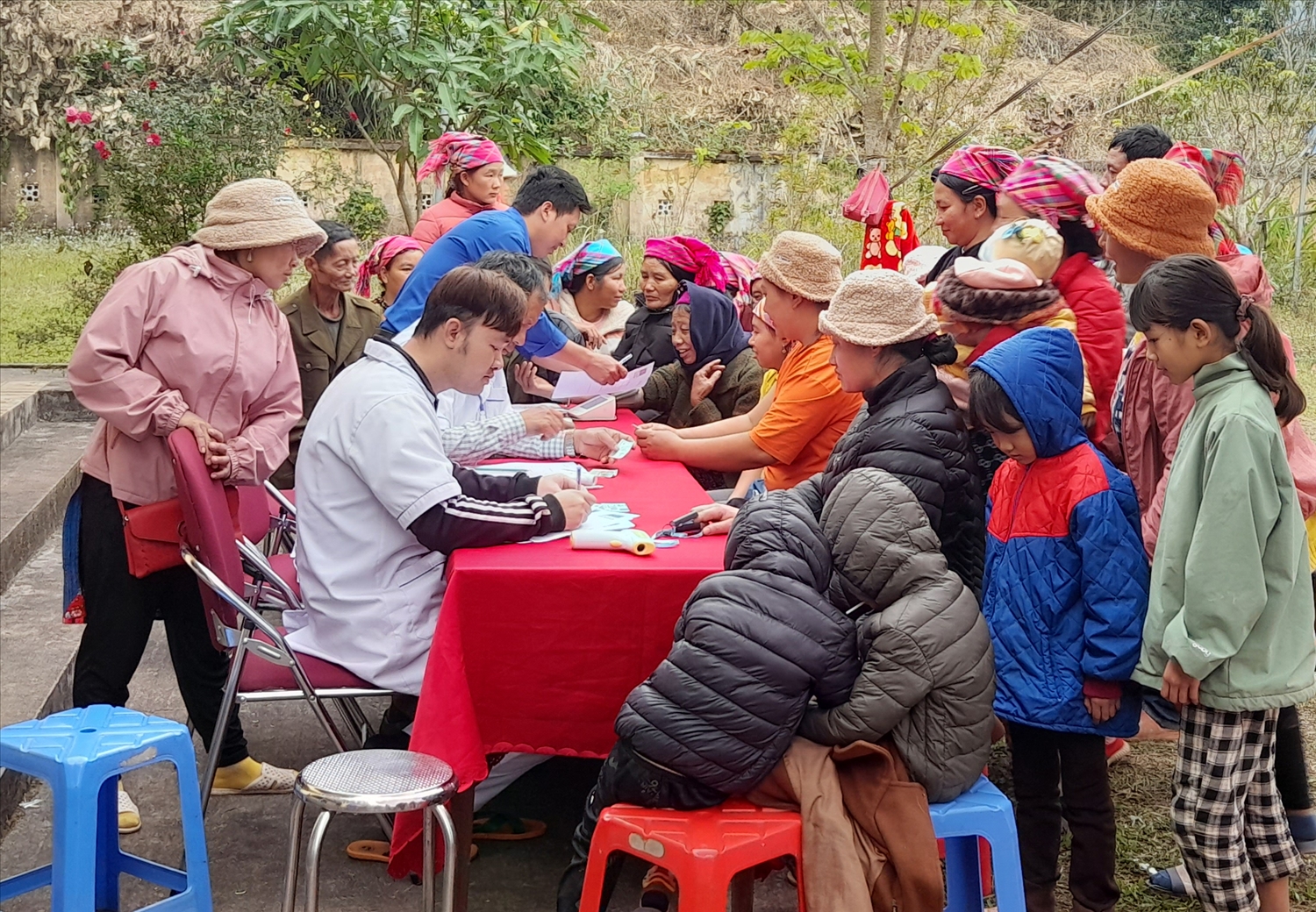 Chương trình khám bệnh và phát thuốc miễn phí cho nhân dân, do Quân khu 2 thực hiện, tại xã Sín Thầu, đầu tháng 3/2023. 