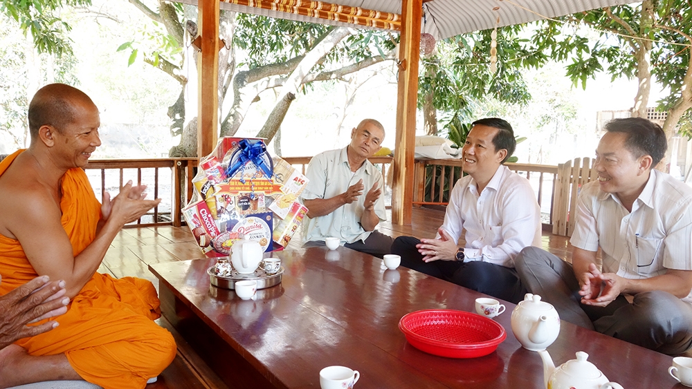  Đại tá Lê Phú Thạnh, Phó Giám đốc Công an tỉnh (thứ 2 từ phải qua) thăm hỏi, chúc Tết Thượng toạ Chau Rương, trụ trì chùa Pô Lés
