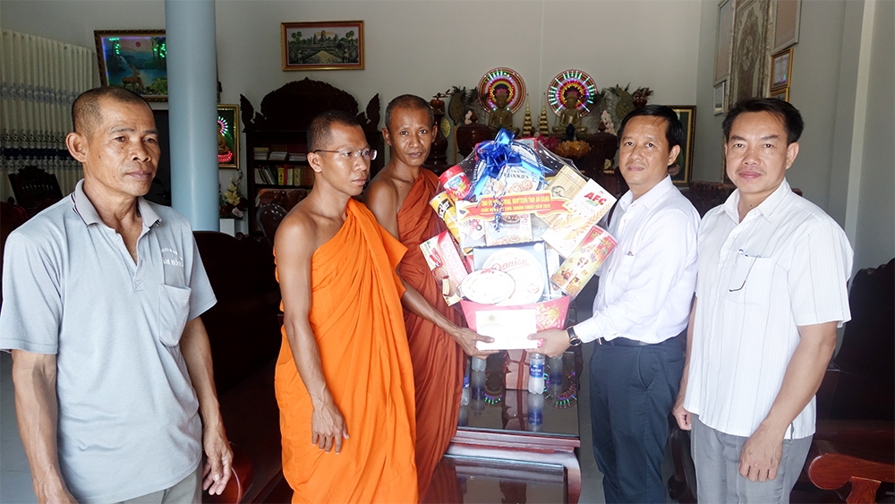 Đại tá Lê Phú Thạnh tặng quà Đại đức Chau Sóc Rinh, trụ trì chùa Thmây