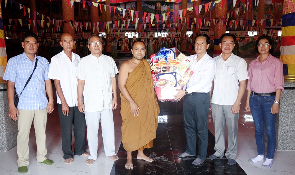 Đại tá Lê Phú Thạnh (thứ 3 từ phải qua) tặng quà Đại đức Chau Sóc Sane, trụ trì chùa Sóc Triết