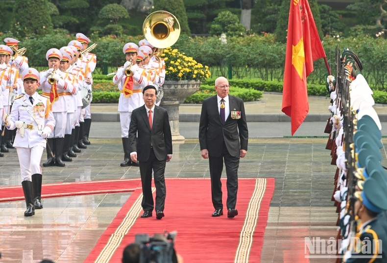 Chủ tịch nước Võ Văn Thưởng và Toàn quyền Australia David Hurley duyệt đội danh dự Quân đội nhân dân Việt Nam tại lễ đón. (Ảnh: DUY LINH)