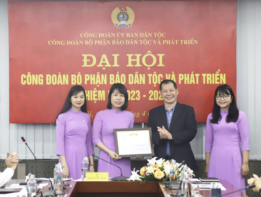 Ông Lý Bình Huy - Phó Chủ tịch Công đoàn UBDT, Phó Vụ trưởng Vụ Tổ chức cán bộ tặng Bằng khen của Công đoàn UBDT cho Công đoàn bộ phận Báo DT&PT nhiệm kỳ 2017 - 2022