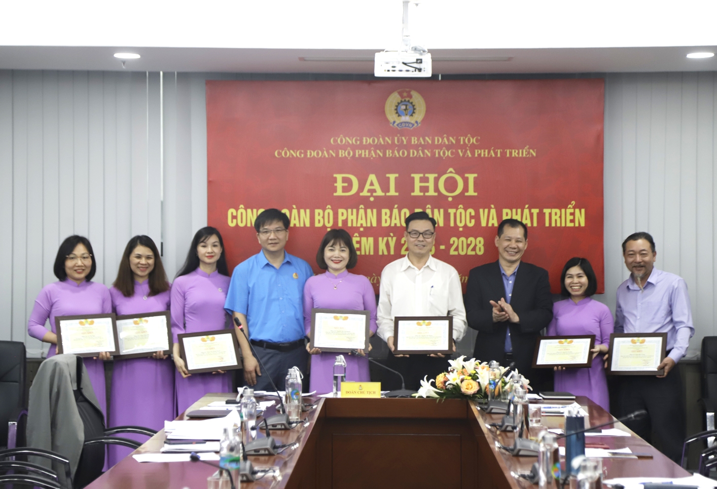 Ông Lý Bình Huy - Phó Vụ trưởng Vụ Tổ chức cán bộ và ông Nguyễn Chí Tuấn - Phó Vụ trưởng Vụ Pháp chế tặng Giấy khen của Công đoàn UBDT cho các cá nhân Công đoàn bộ phận Báo DT&PT