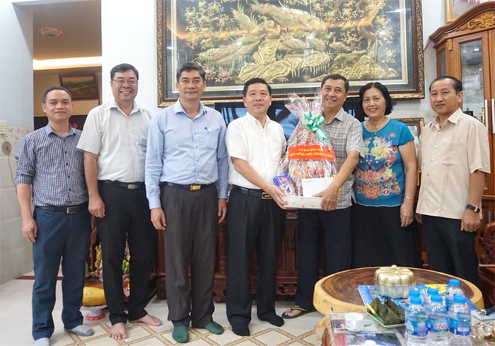 Đoàn công tác trao quà mừng Chôl Chnăm Thmây đến nguyên Thứ trưởng, Phó Chủ nhiệm Sơn Phước Hoan