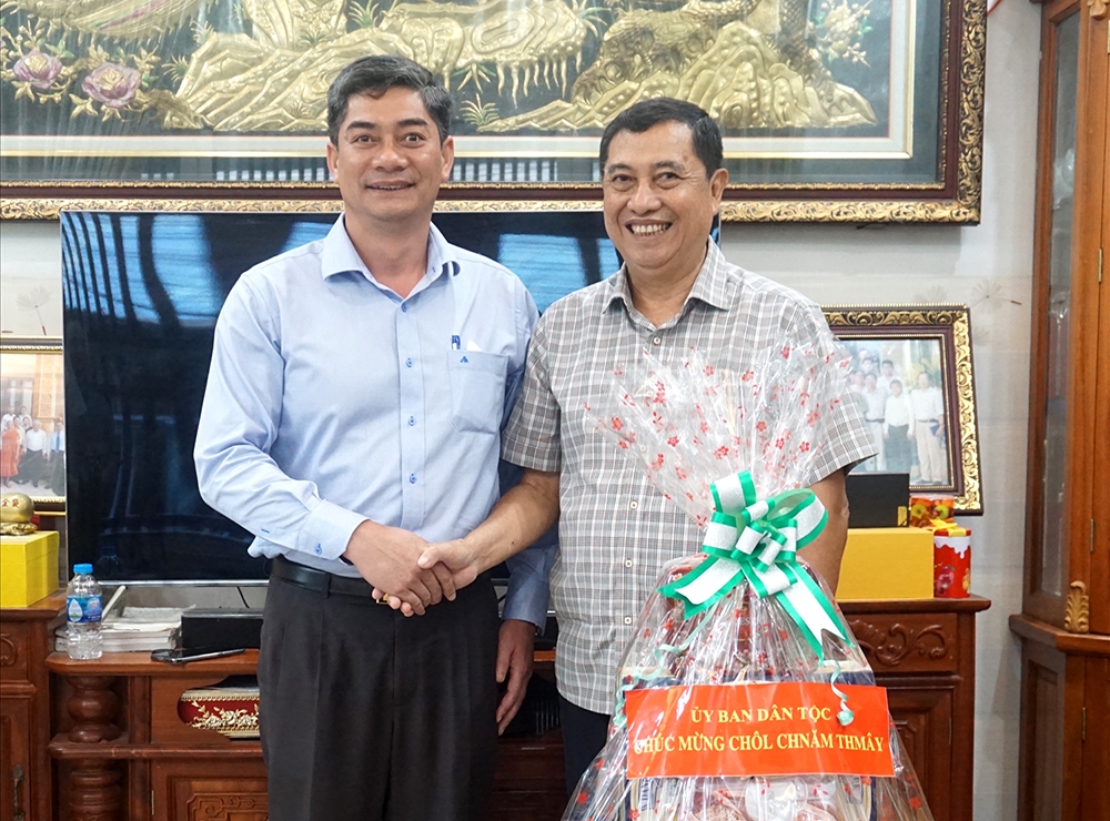 Thứ trưởng, Phó chủ nhiệm UBDT Y Vinh Tơr thăm hỏi, chúc sứ khoẻ đồng chí Sơn Phước Hoan
