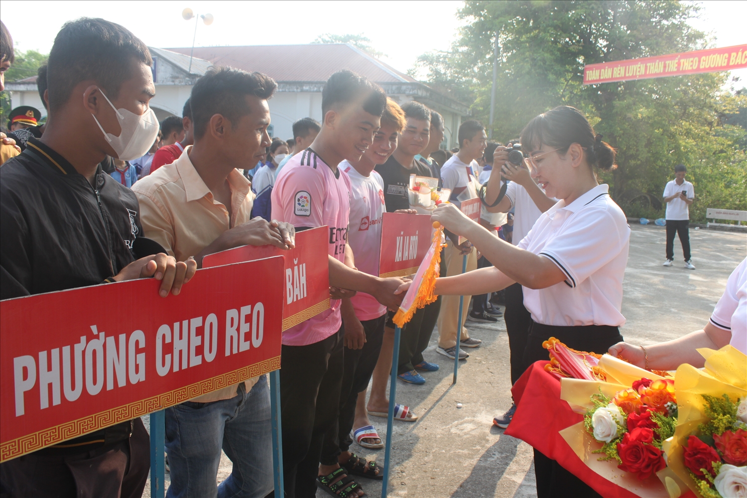 Ban tổ chức trao cờ lưu niệm cho các đoàn tham gia Hội thi thể thao các DTTS thị xã Ayun Pa 