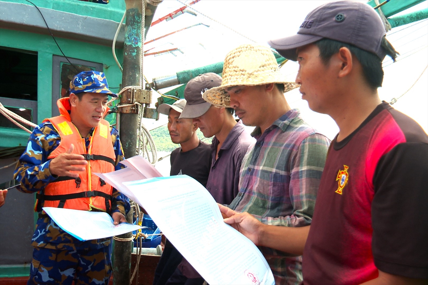 Cán bộ Phòng chính trị Vùng 5 Hải quân phát thư kêu gọi chống khai thác IUU cho ngư dân