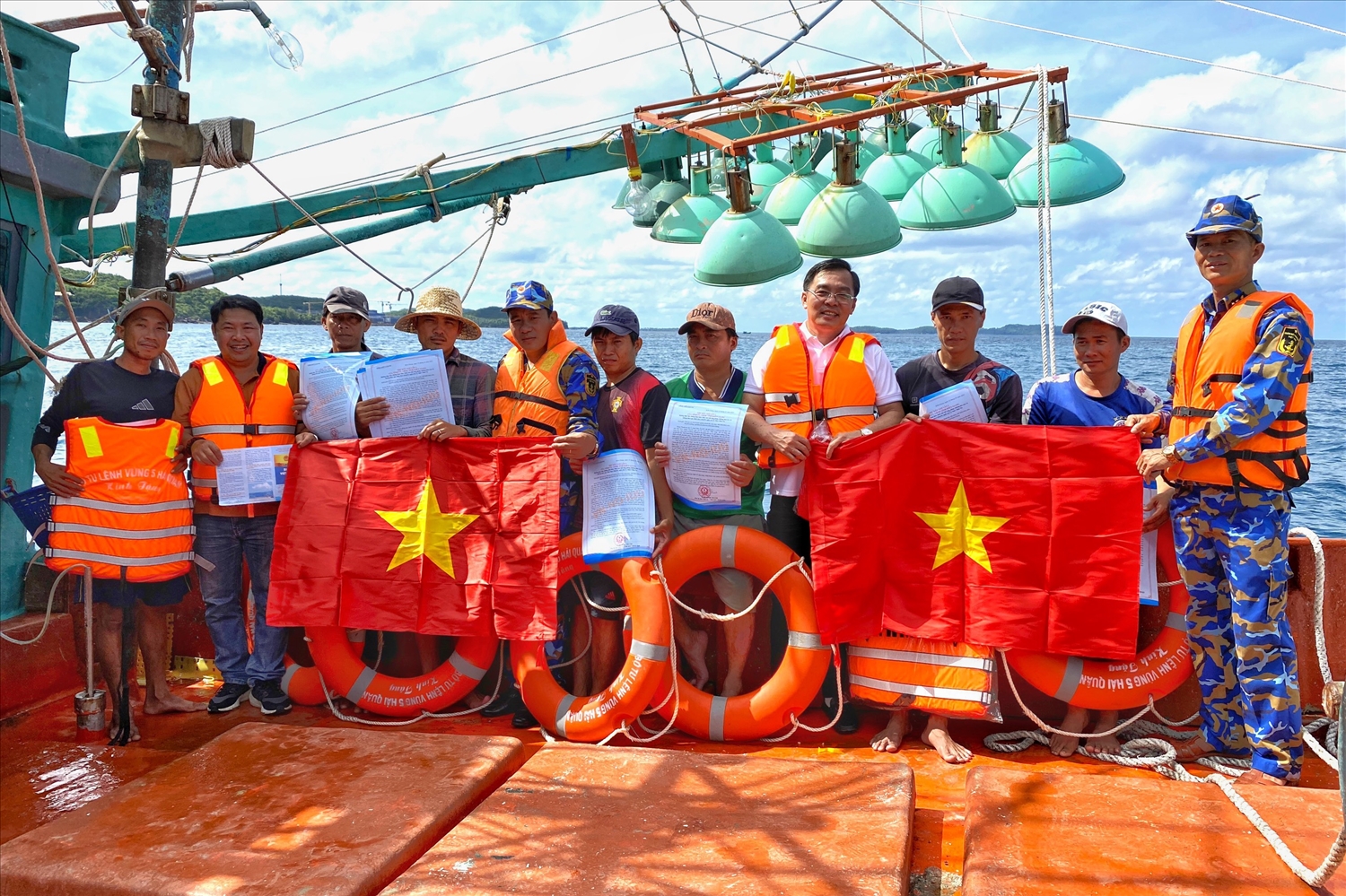 Đoàn công tác của Vùng 5 Hải quân tặng cờ Tổ quốc và phao cứu sinh cho ngư dân