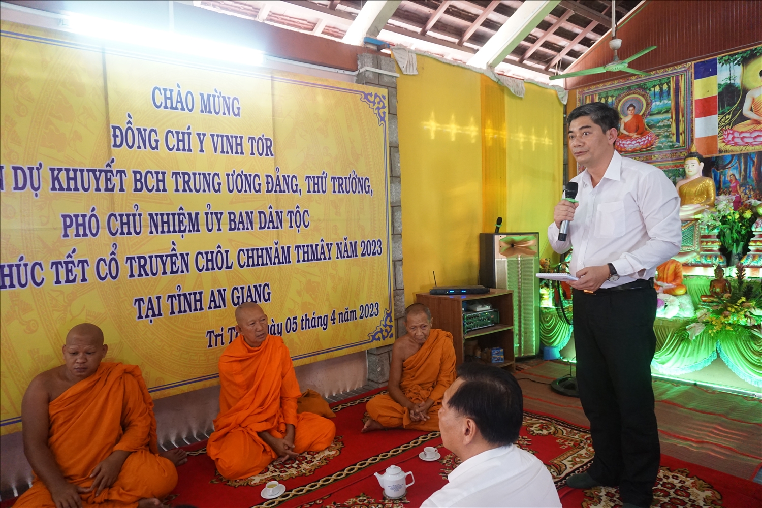 Thứ trưởng Y Vinh Tơr chúc mừng Trưởng lão Hòa thượng Chau Ty vừa được suy tôn ngôi vị Phó Pháp chủ Hội đồng Chứng minh Giáo hội Phật giáo Việt Nam