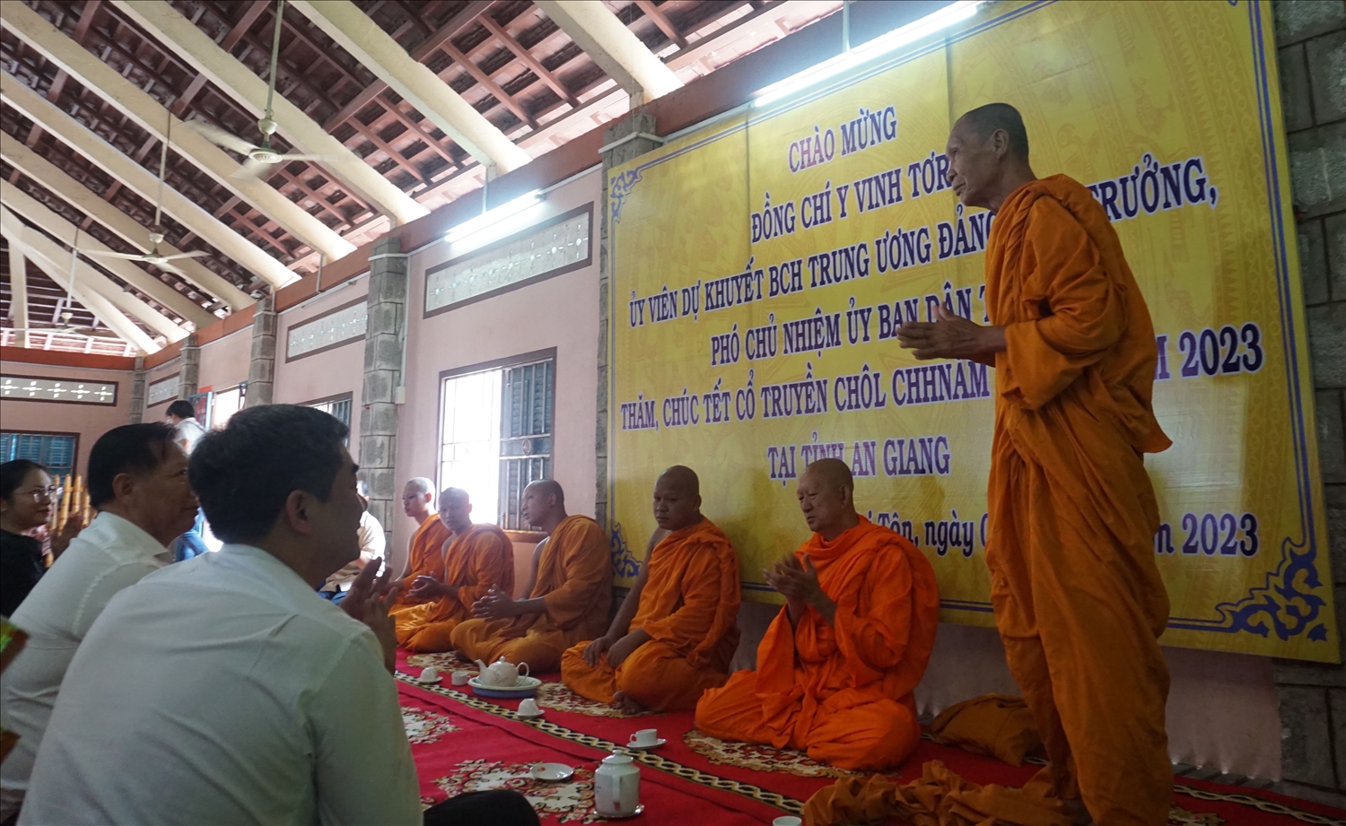 Trưởng lão Hòa thượng Chau Ty -  xúc động khi Đoàn công tác của UBDT đến thăm, chúc Tết cổ truyền của đồng bào dân tộc Khmer 