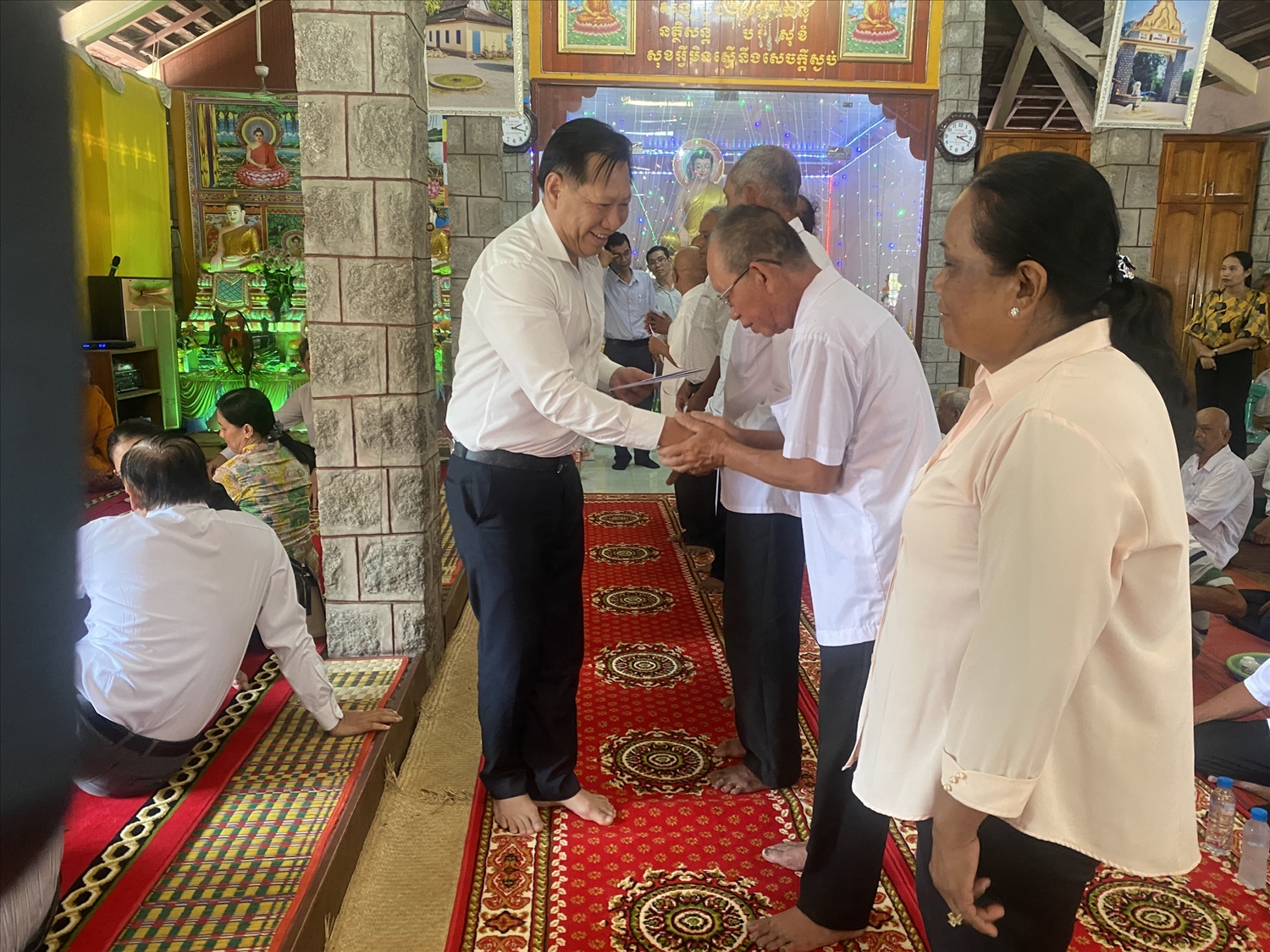 Ông Trần Anh Thư - PCT UBND tỉnh trao quà đến các vị người có uy tín huyện Tịnh Biên 