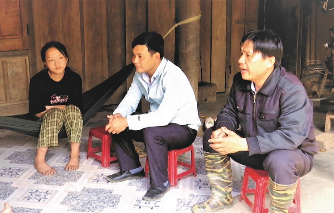 Thầy giáo Trường THCS huyện M’đrắk vận động học sinh quay trở lại trường.