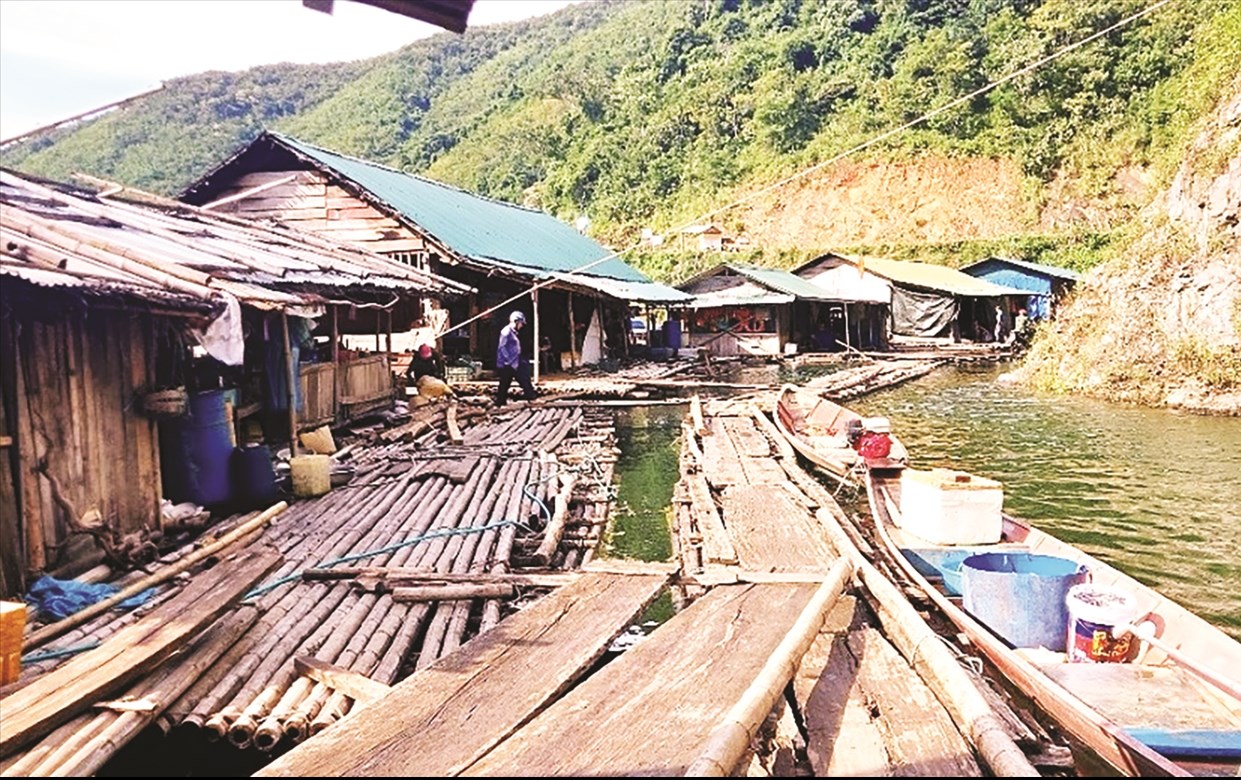Nhiều hộ dân phải sống tạm bợ ven sông ở xã Lượng Minh (huyện Tương Dương) từ nhiều năm nay.