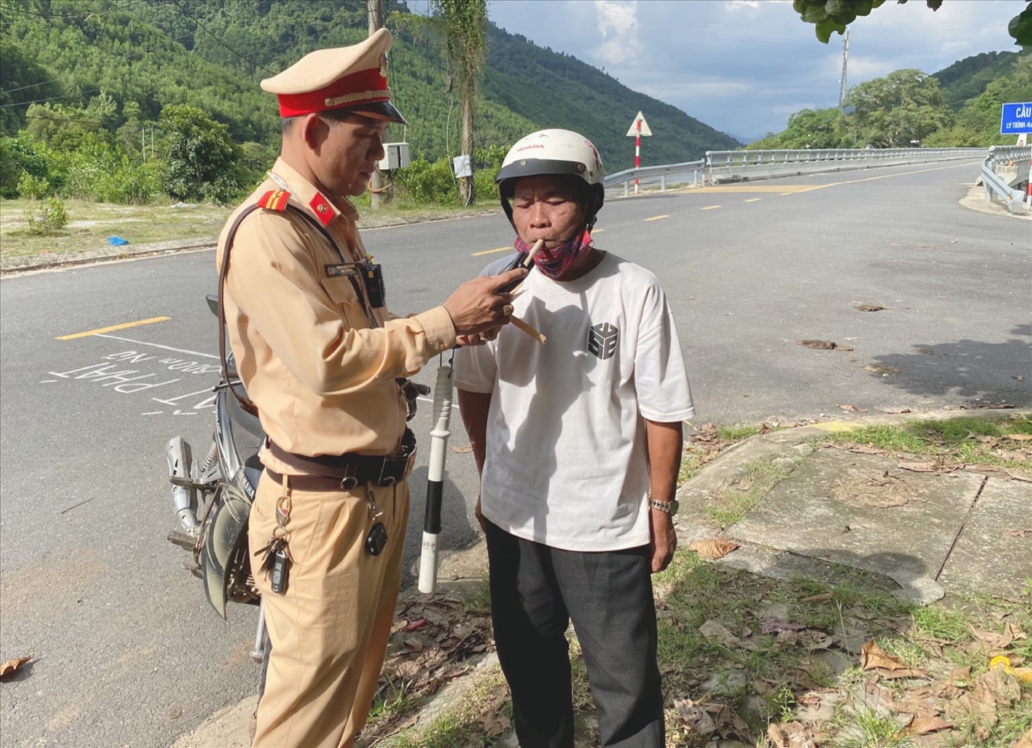 Người dân các huyện miền núi Quảng Nam tuân thủ tốt quy định về nồng độ cồn khi tham gia giao thông.