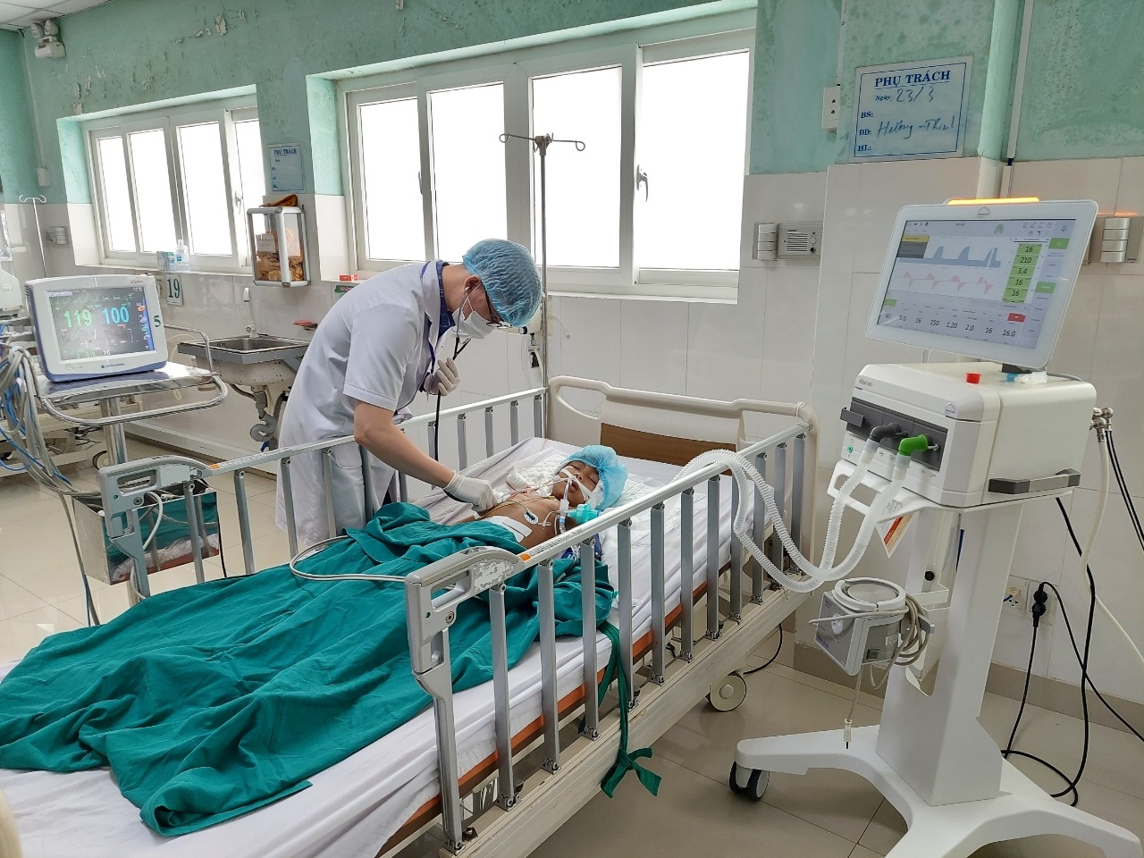 Bác sĩ BV Đa khoa tỉnh Kon Tum cấp cứu nạn nhân trong vụ nổ đầu đạn ở xã Đak Long, huyện Đak Hà.