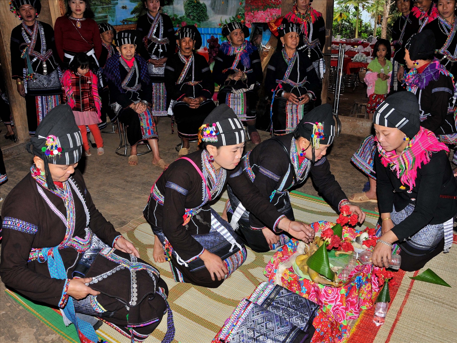 Mâm lễ “buộc chỉ cổ tay” trong đám cưới truyền thống của người Lự ở Lai Châu.