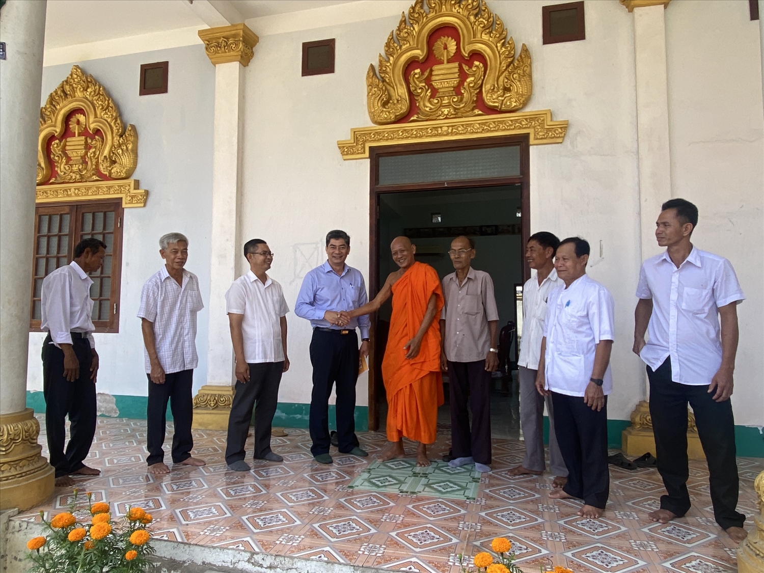 Thứ trưởng thăm hỏi ân cần đến Hoà thượng Danh Lân - Phó chủ tịch Hội Đoàn KSSYN , Trụ trì chùa Khlang Ong 