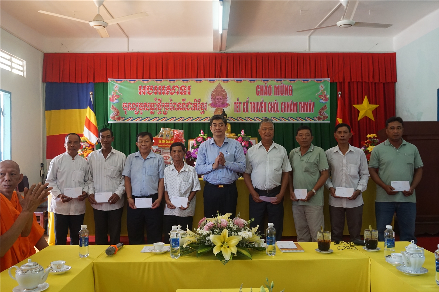 Thứ trưởng Y VInh Tơr tặng quà mừng tết cổ truyền đồng bào Khmer đến Người có uy tín trên địa bàn huyện Hòn Đất