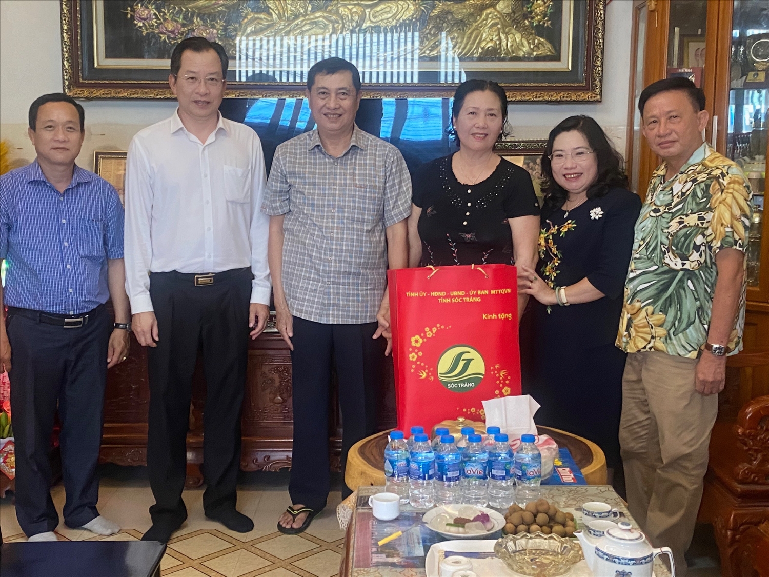 Bà Hồ Thị Cẩm Đào - Phó Bí thư Thường trực, Chủ tịch HĐND tỉnh (người thứ 2 bên phải) đến thăm hỏi, tặng quà cán bộ hưu trí là người dân tộc Khmer