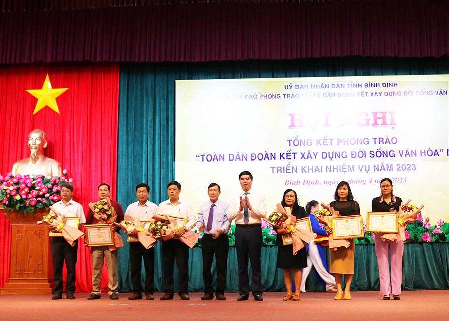 Ban Chỉ đạo Phong trào “Toàn dân đoàn kết xây dựng đời sống văn hóa” tỉnh Bình Định khen thưởng các tổ chức, cá nhân điển hình