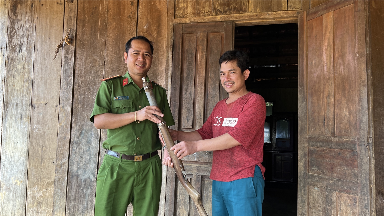 Người dân giao nộp vũ khí tự chế cho công an xã Đăk Rong, huyện Kbang